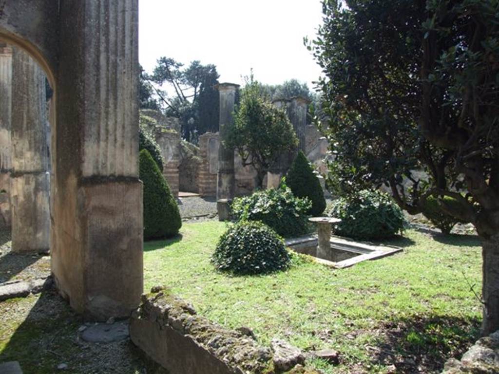 VIII.4.4 Pompeii.  March 2009.  Looking south west across peristyle.