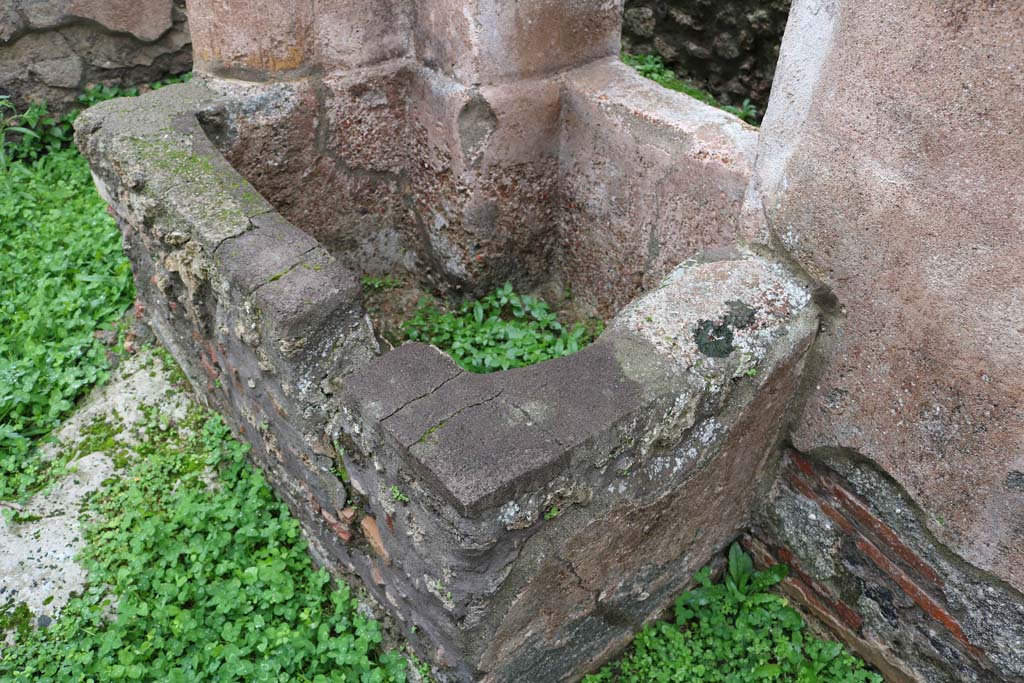 VIII.4.4, Pompeii. December 2018. Room 8, detail of basin beneath arched opening to kitchen. Photo courtesy of Aude Durand.