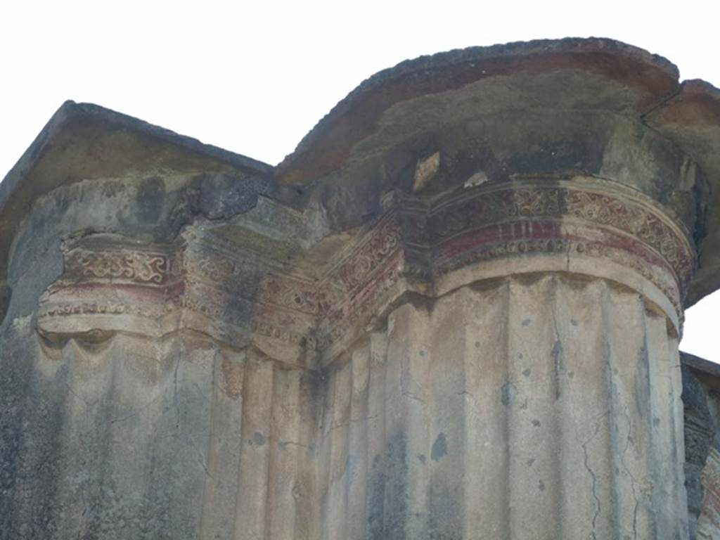 VIII.4.4 Pompeii.  March 2009.  Room 9.  East portico.  Decorated column and pillar in south east corner of peristyle.