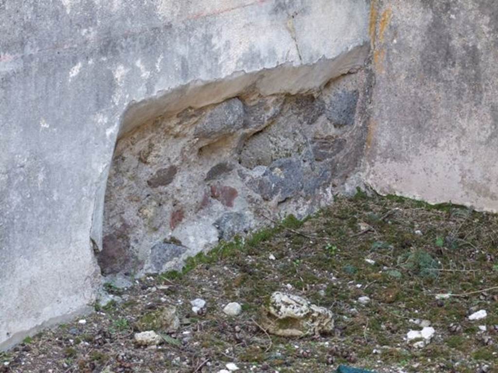 VIII.4.4 Pompeii.  March 2009.  Room 10.  Triclinium.  Recess in south east corner.