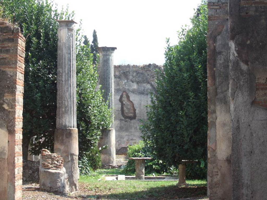 VIII.4.4 Pompeii. September 2005. Looking south from tablinum across peristyle and into the exedra on the far side.