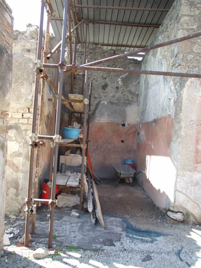 VIII.4.4 Pompeii. March 2009. Room 21, ala or cupboard, on west side of atrium. This room was found with a high zoccolo of cocciopesto and above it, the middle zone of the walls were white. It had been transformed into a storeroom or cupboard with shelving. According to Fiorelli, many kitchen items and furnishings were found here.
See Giornale degli Scavi, 1861, (p.23-24)
