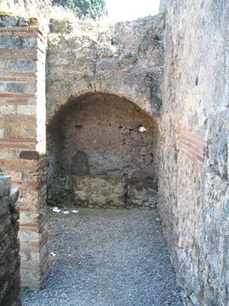 VIII.4.9 from VIII.4.8 Pompeii. May 2005. Looking south to arched recess.