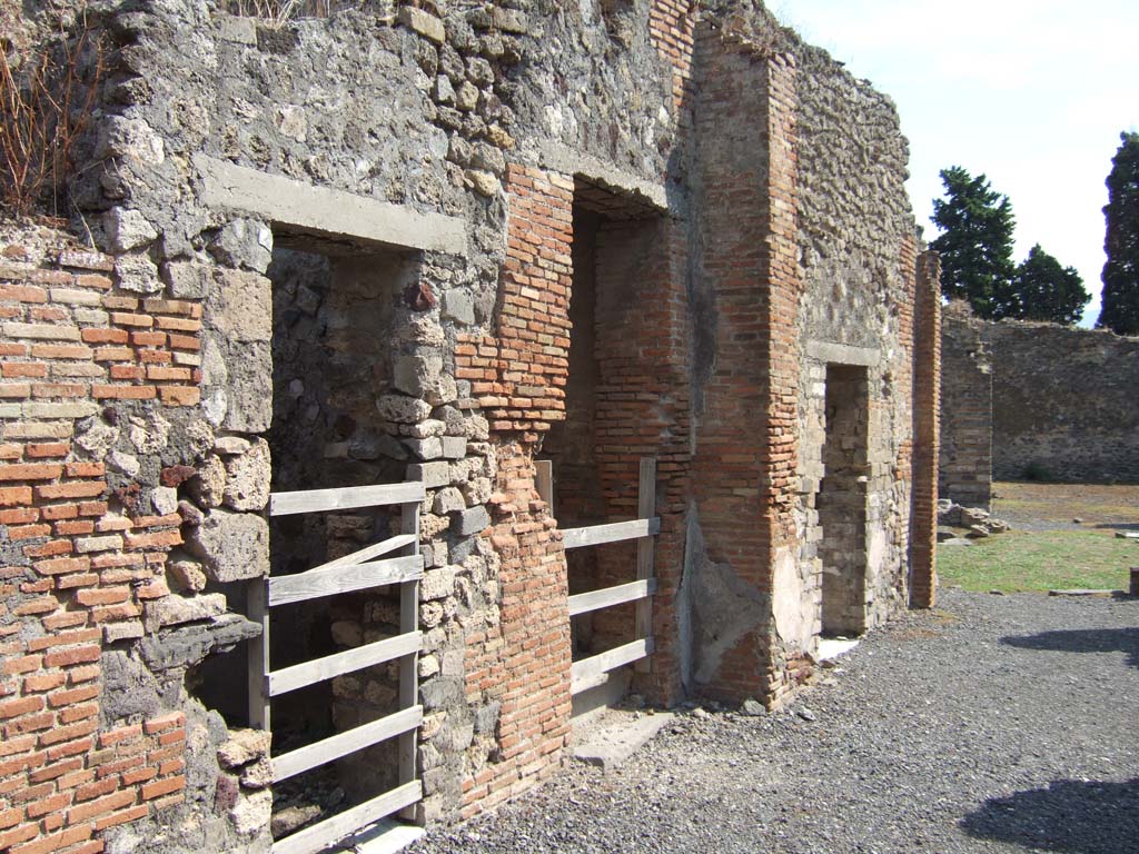 VIII.4.12 from VIII.4.13 Pompeii. September 2004. Looking south across remains of atrium and tablinum.