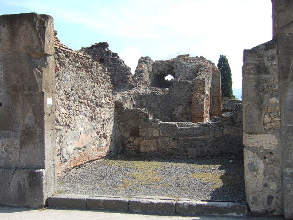 VIII.4.13 Pompeii. September 2005. According to Della Corte, found on the pilaster to the right of the entrance, was the graffito
Tonsores  (rogant)    [CIL IV 743]
See Della Corte, M., 1965.  Case ed Abitanti di Pompei. Napoli: Fausto Fiorentino. (p.237)
According to Epigraphik-Datenbank Clauss/Slaby, the graffito read
A(ulum) Trebium
aed(ilem) tonsores     [CIL IV 743]
(See www.manfredclauss.de)