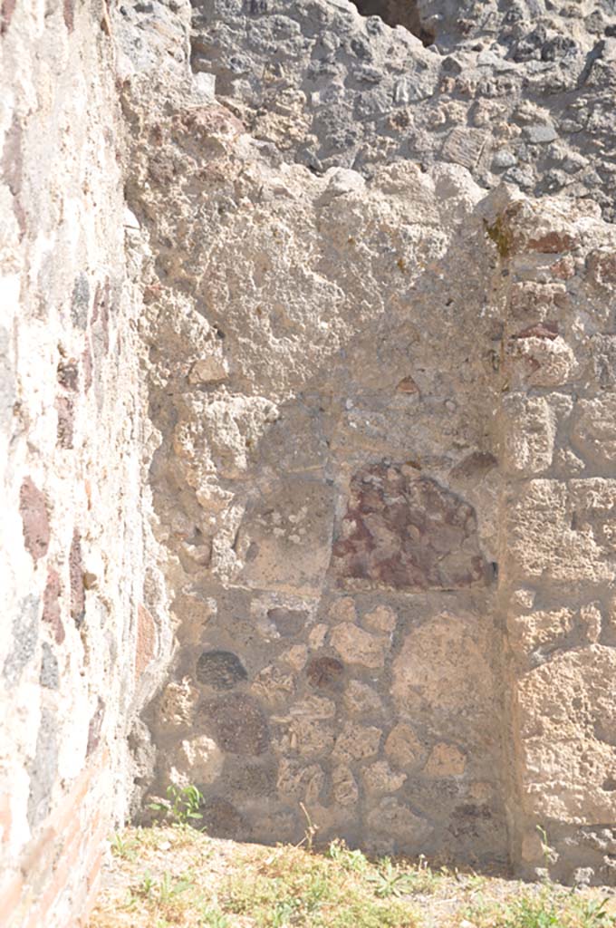 VIII.4.13 Pompeii. July 2017. Detail of recess in shop-room, looking south.
Foto Annette Haug, ERC Grant 681269 DÉCOR.
