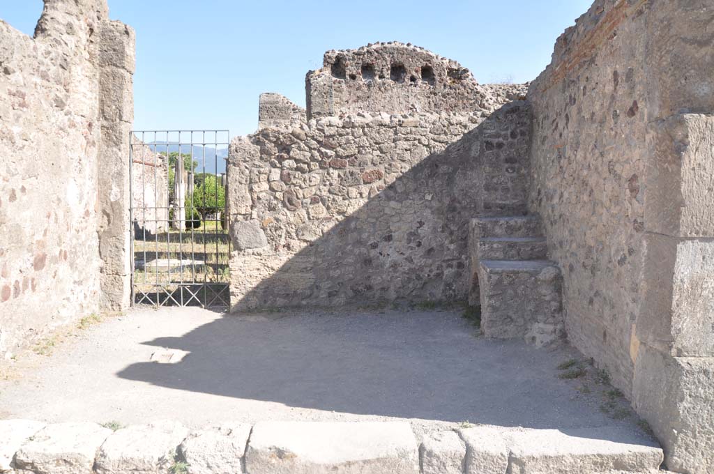 VIII.4.14 Pompeii. July 2017. Looking south across entrance doorway towards doorway into atrium of VIII.4.15.
Foto Annette Haug, ERC Grant 681269 DÉCOR.

