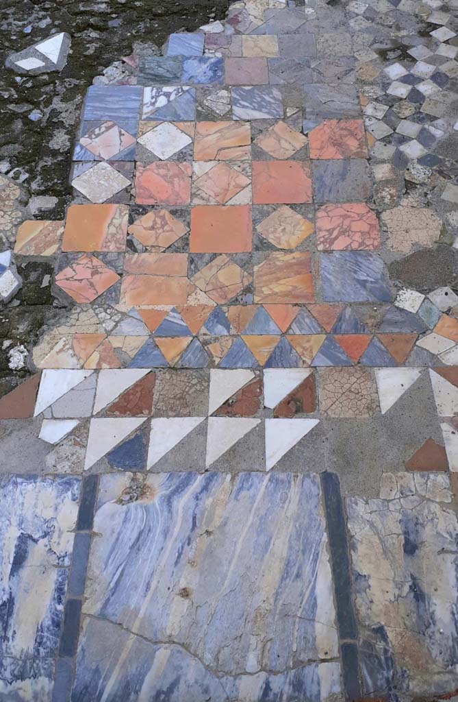 VIII.4.15 Pompeii. May 2021. Room 18, cubiculum, with Opus sectile floor, made of interlocking shaped pieces of coloured marble.
Looking south. Photo courtesy of Davide Peluso.
