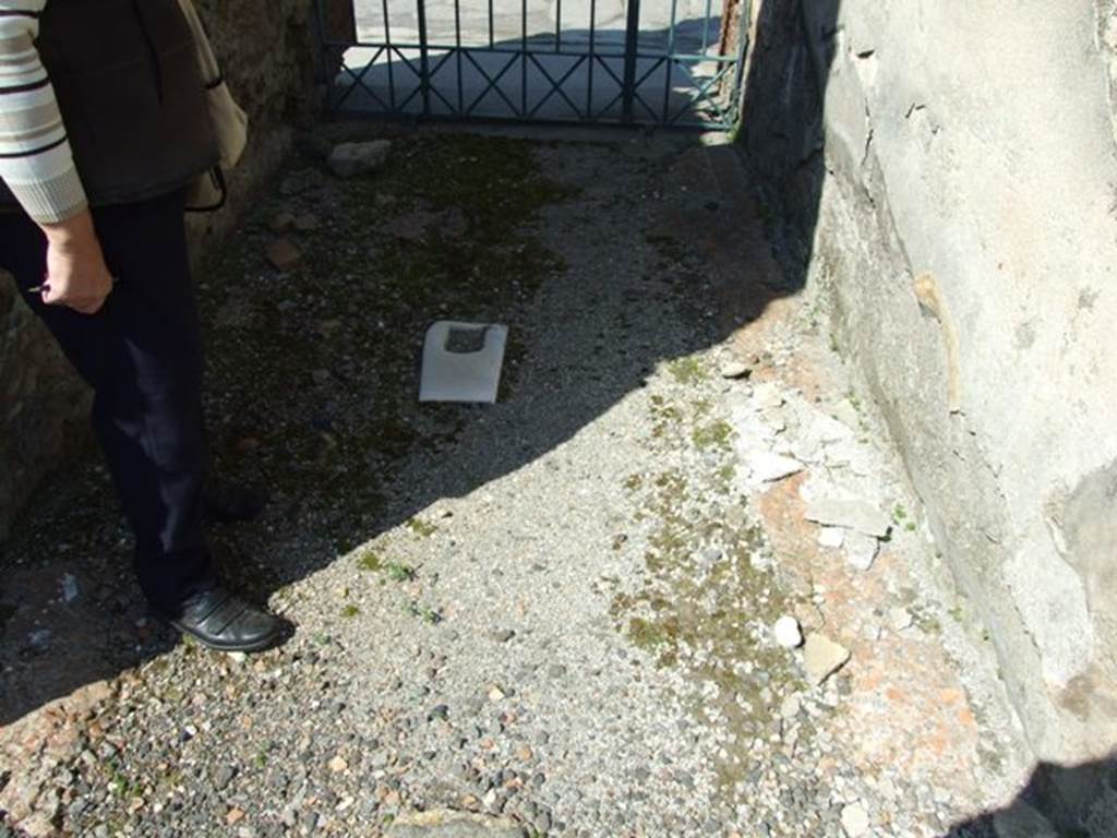 VIII.4.15 Pompeii.  March 2009.   Entrance fauces floor and white marble door fitting.