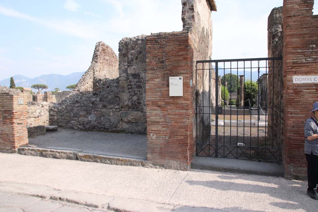 VIII.4.16 Pompeii, on left. September 2021. Looking south to entrances, with VIII.4.15, on right. Photo courtesy of Klaus Heese.