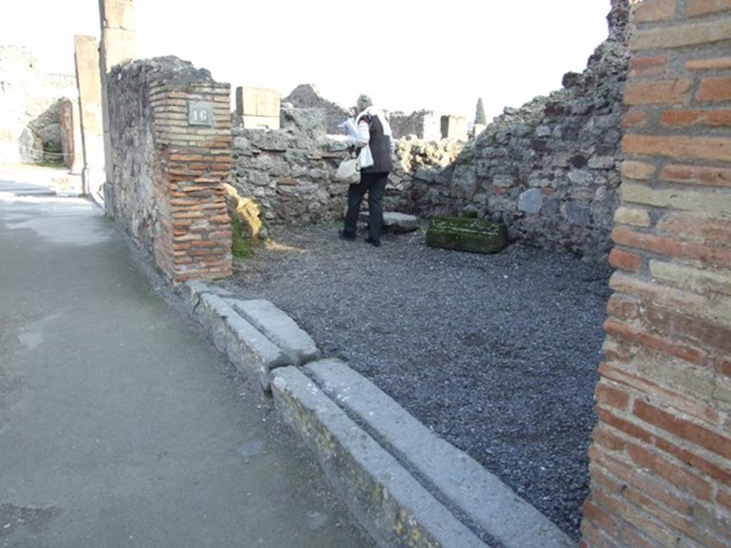 VIII.4.16 Pompeii. December 2007. Entrance on Via dell Abbondanza. In August 1853, near this entrance was found a painted graffito:
Forenses  rog(ant)   [CIL IV 783]
See Pagano, M. and Prisciandaro, R., 2006. Studio sulle provenienze degli oggetti rinvenuti negli scavi borbonici del regno di Napoli. Naples : Nicola Longobardi. (p.169)
