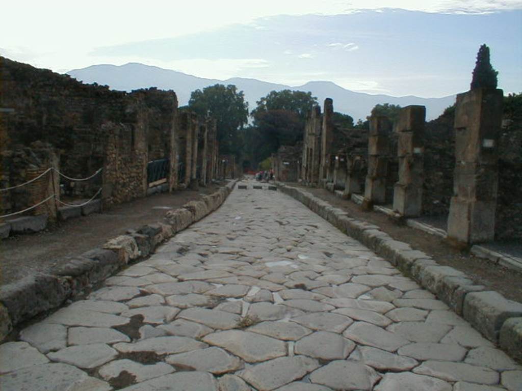 I.4.  Via Stabia looking south from Holconius crossroads.  September 2004.  VIII.4.18.