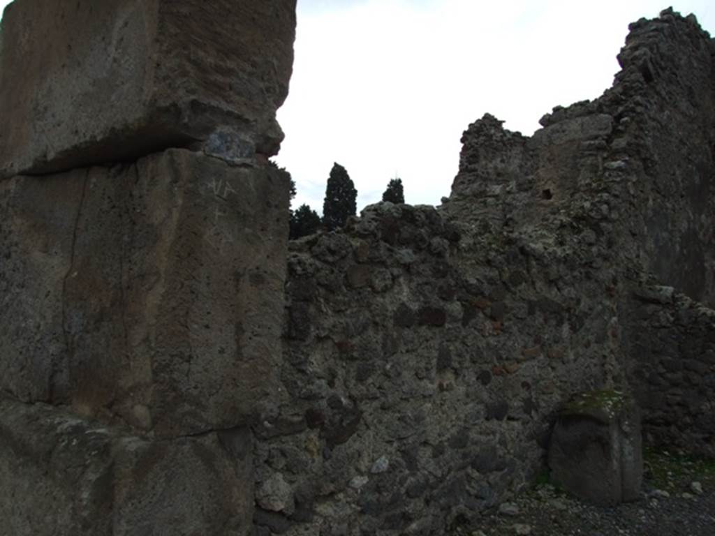 VIII.4.20 Pompeii. December 2007. South wall of shop.