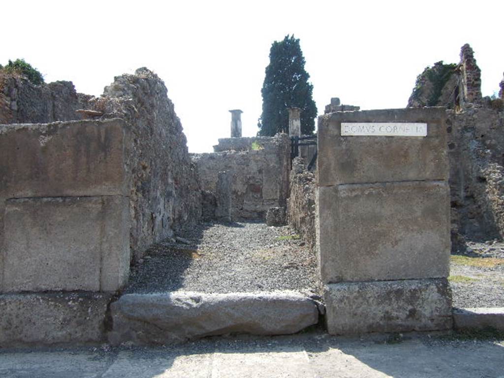 VIII.4.23 Pompeii. September 2005. Entrance looking west from Via Stabiana. In May 1853, found painted on the pilaster, on the right, between VIII.4.23 and 22, was 
Celsu(m)
Cm   [CIL IV 996]
See Pagano, M. and Prisciandaro, R., 2006. Studio sulle provenienze degli oggetti rinvenuti negli scavi borbonici del regno di Napoli.  Naples : Nicola Longobardi. (p.168) 
