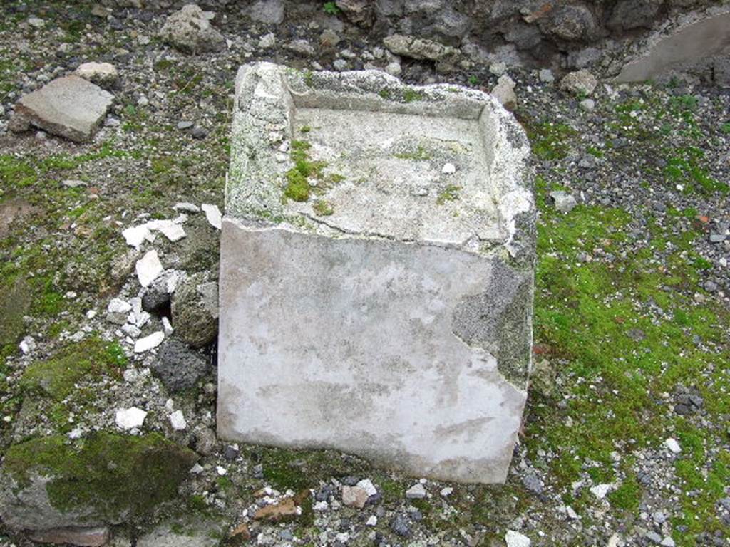 VIII.4.24 Pompeii.  Street altar.  December 2006.  Top of the altar to receive the offerings.