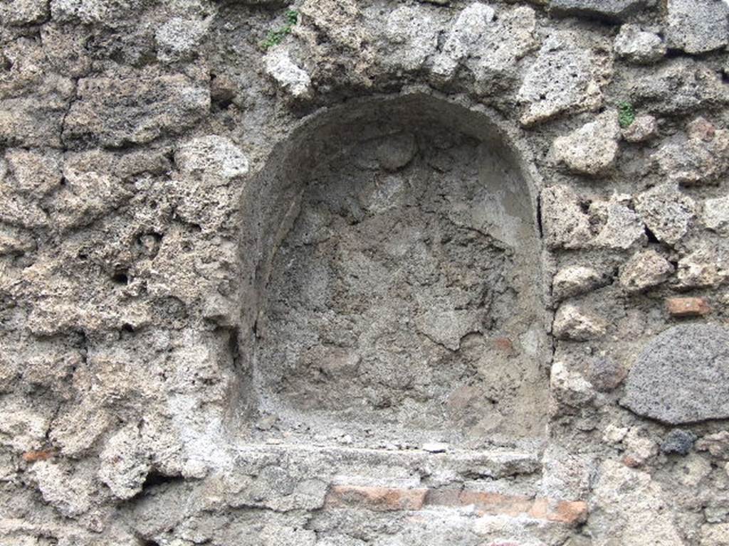 VIII.4.24 Pompeii.  Street altar.  December 2006.  Niche in north wall for statue.