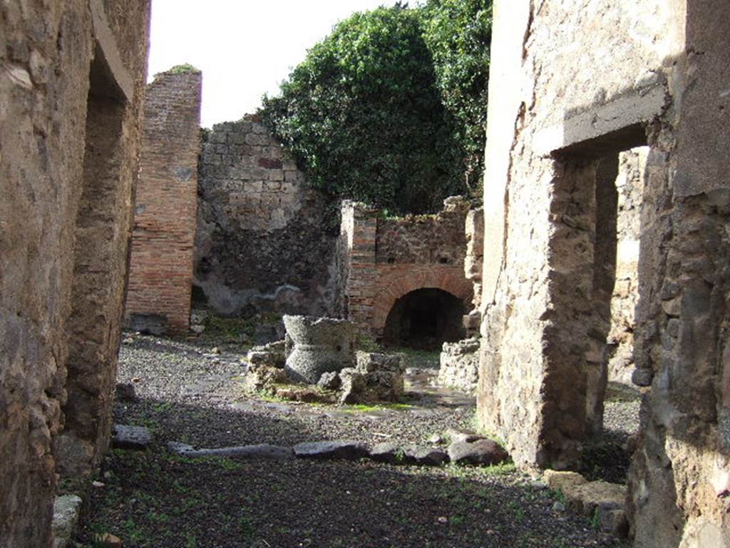 VIII.4.27 Pompeii. December 2005. Looking west from entrance.