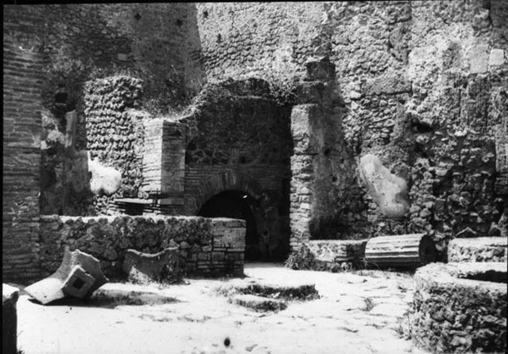 VIII.4.27 Pompeii. Looking west towards atrium converted to bakery. Photo by permission of the Institute of Archaeology, University of Oxford. File name instarchbx202im064 Resource ID. 44549. 
