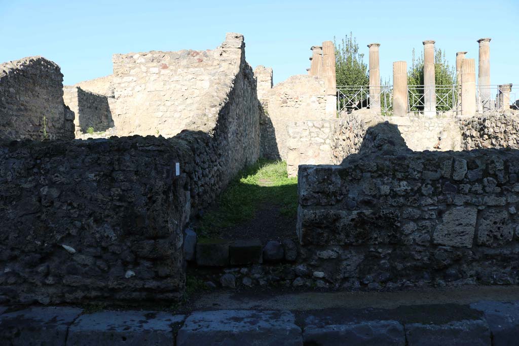 VIII.4.29 Pompeii. December 2018. Looking north to entrance doorway on Via del Tempio dIside. Photo courtesy of Aude Durand.

