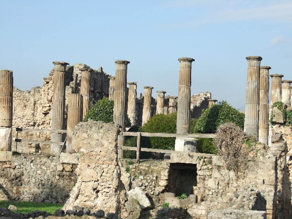 VIII.4.29 Pompeii. September 2005. VIII.4.29 at front and peristyle of VIII.4.15 at rear.   Photo taken from VIII.7.25.