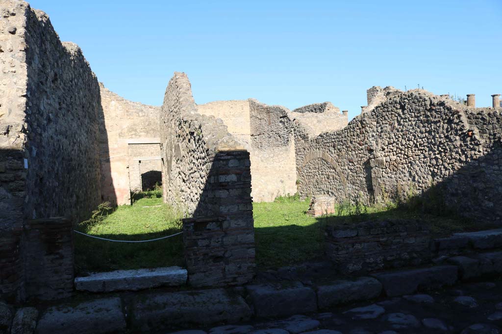 VIII.4.33 Pompeii. December 2018. 
Looking north to entrance doorway, on left, with VIII.4.32, and VIII.4.31, on right. Photo courtesy of Aude Durand.

