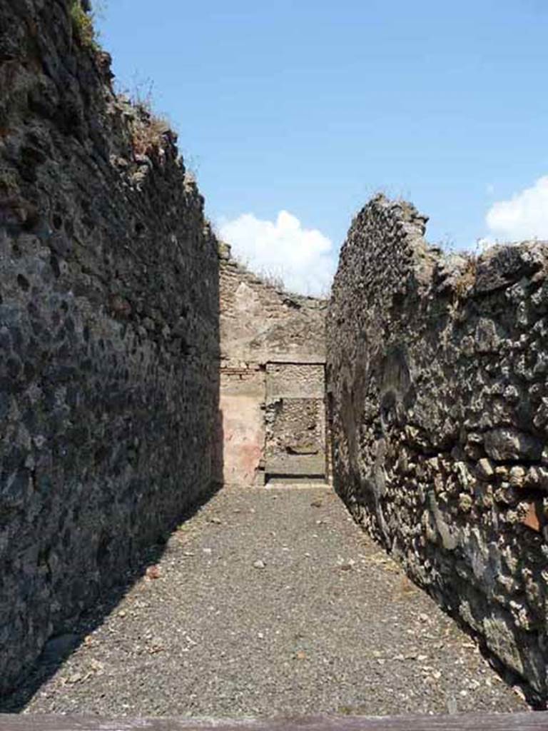 VIII.4.33 Pompeii. May 2010. Entrance corridor leading to the rear.