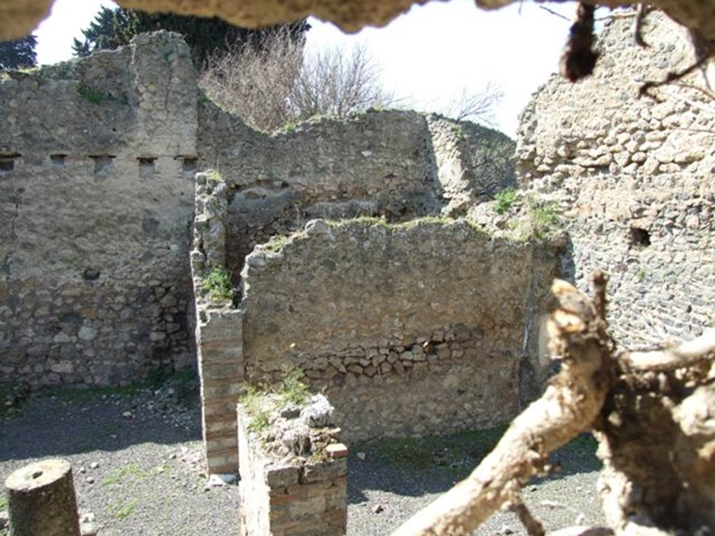 VIII.4.33 Pompeii. March 2009. Photo taken from above. 
Looking west to the two rooms on the north side of the peristyle. The furthest was a cubiculum. The nearest was a triclinium fenestratum  a windowed triclinium.
