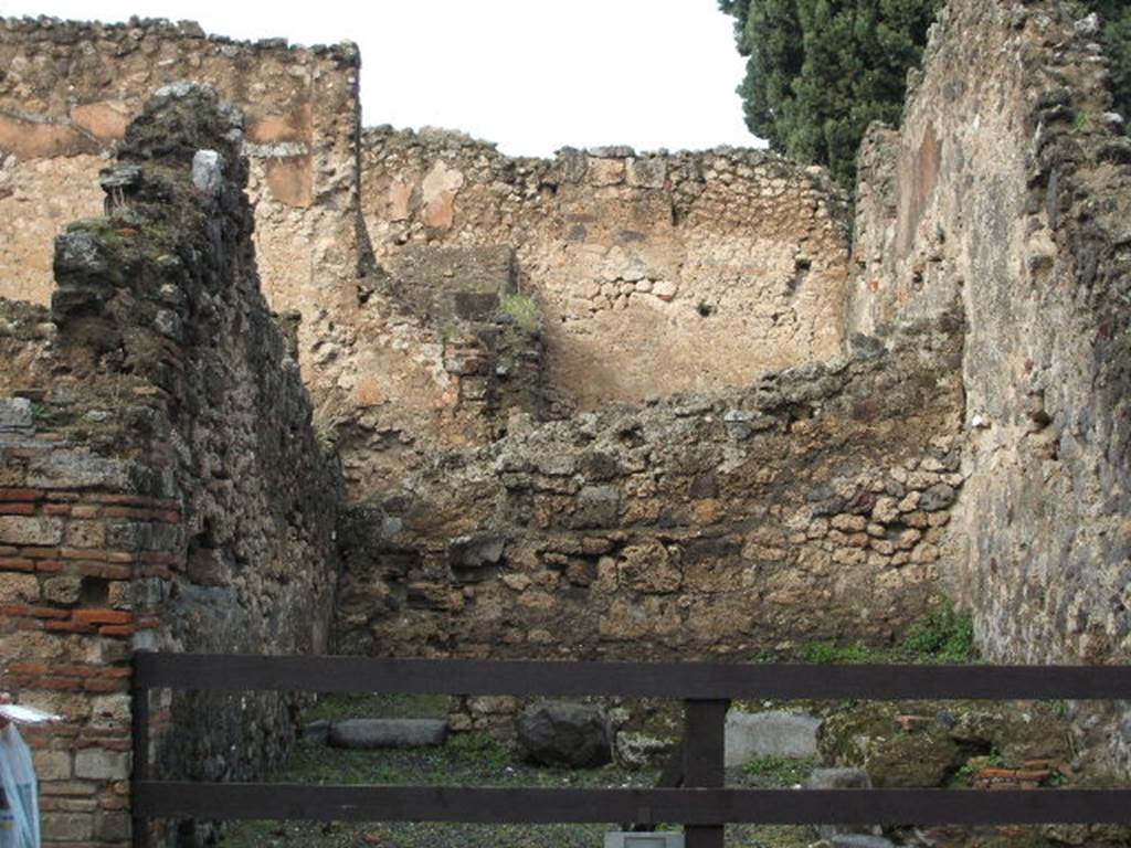 VIII.4.35 Pompeii.  Shop and room.  Entrance.  December 2004.