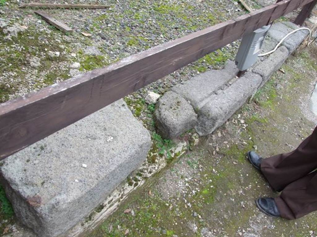 VIII.4.35 Pompeii.  Shop and room.  December 2007.  Sill and site of steps to upper floor.