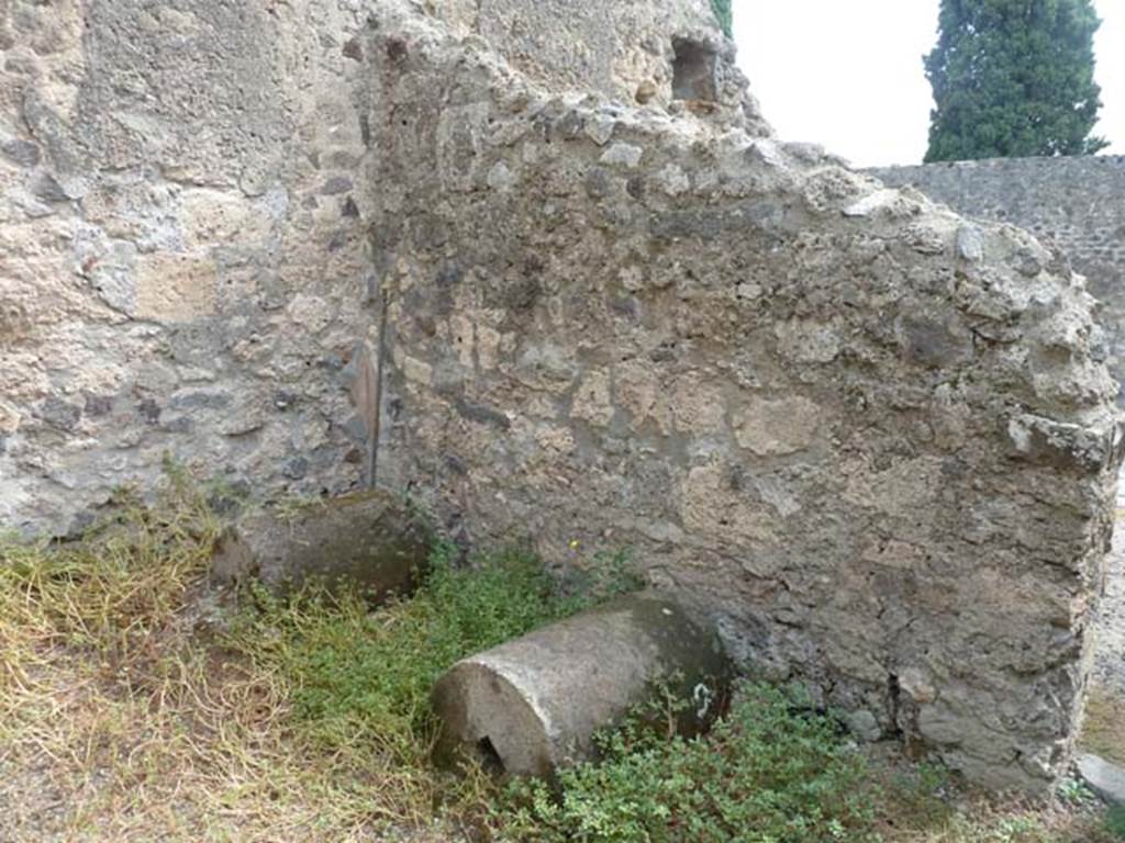 VIII.4.35 Pompeii, September 2015. South wall of rear room.