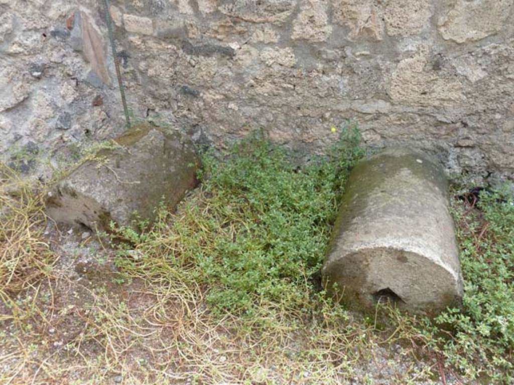 VIII.4.35 Pompeii, September 2015. Parts of tufa columns.