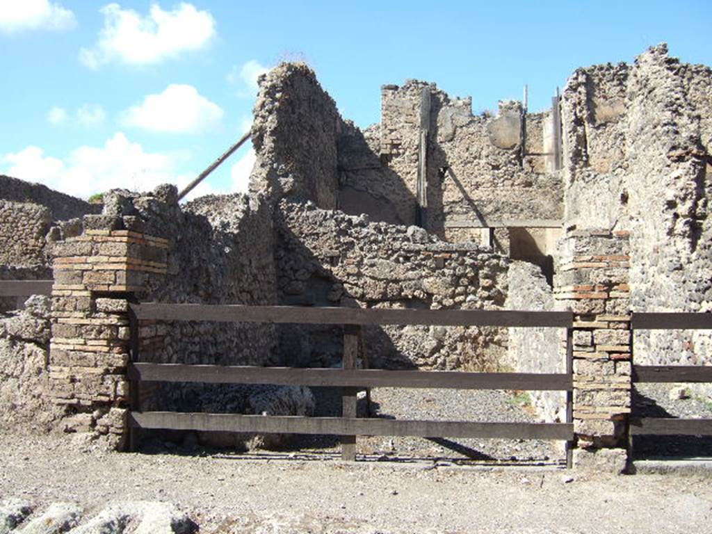 VIII.4.38 Pompeii.  Shop.  September 2005.  Entrance.