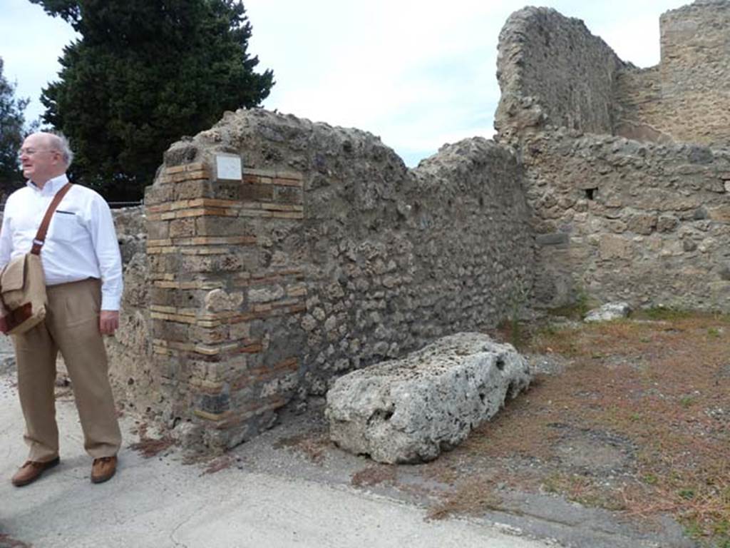 VIII.4.38 Pompeii. September 2015. West side of shop.