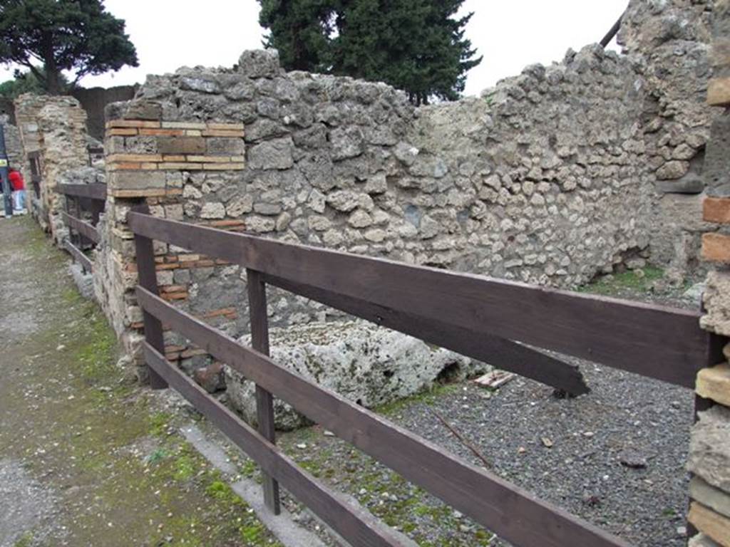 VIII.4.38 Pompeii. December 2007. West wall of shop.