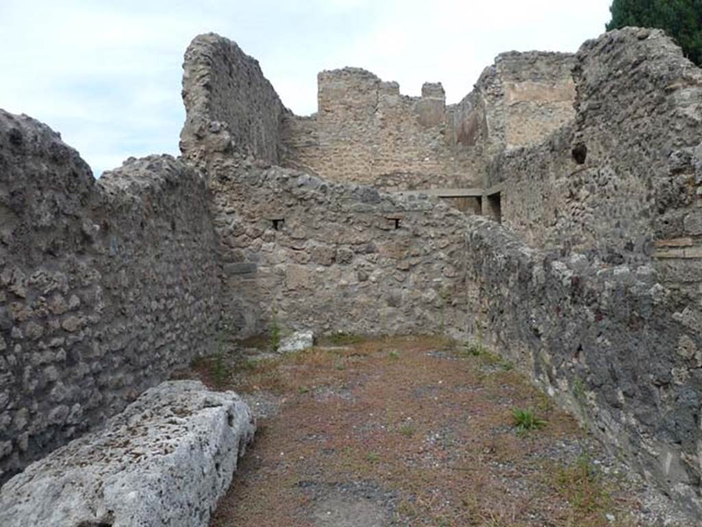 VIII.4.38 Pompeii. September 2015. North wall of shop.