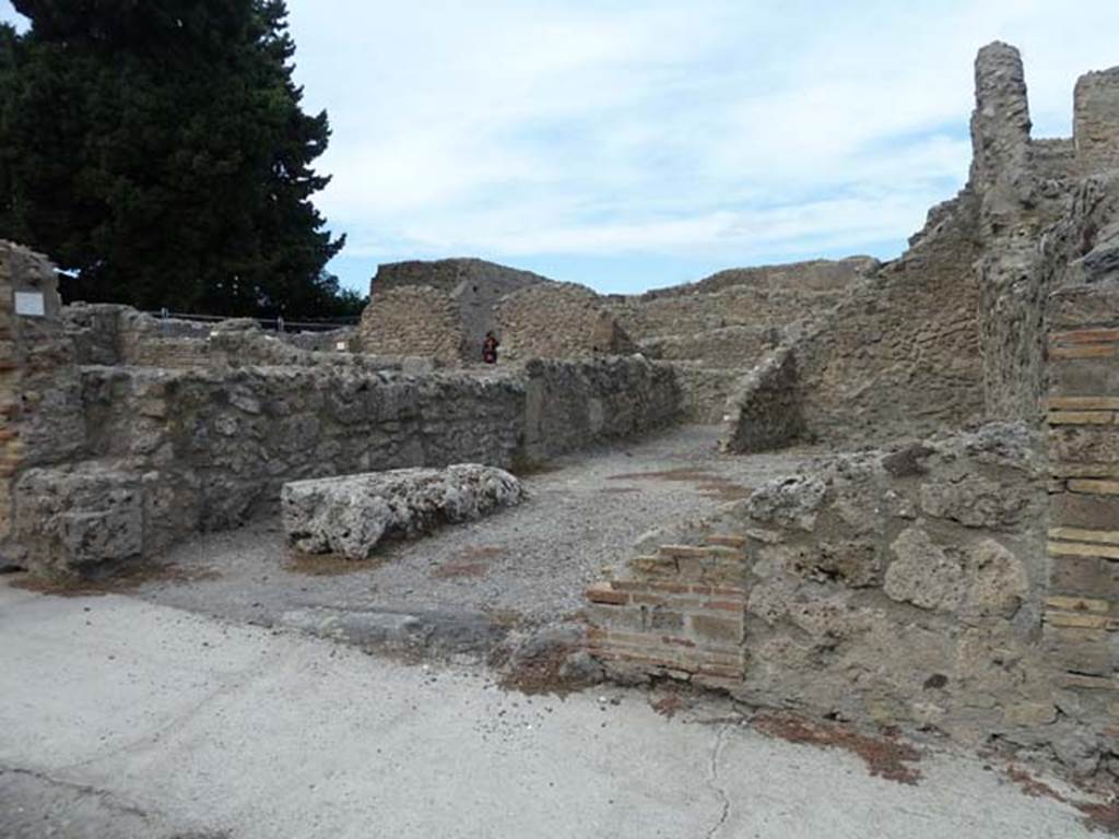 VIII.4.39 Pompeii. September 2015. Entrance doorway, looking north.