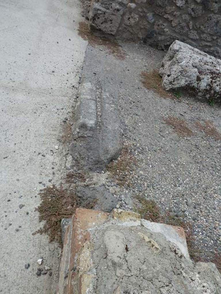 VIII.4.39 Pompeii. September 2015. Entrance doorway threshold, looking west.