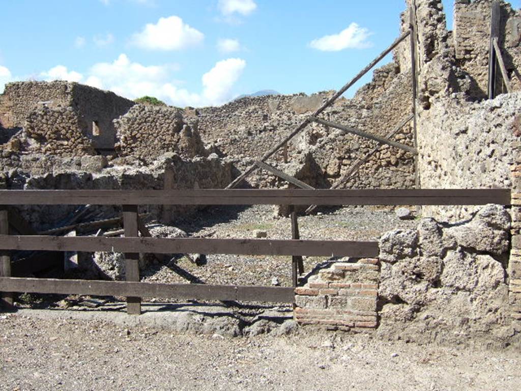 VIII.4.39 Pompeii.  Shop and dwelling rooms.  September 2005.  Entrance.