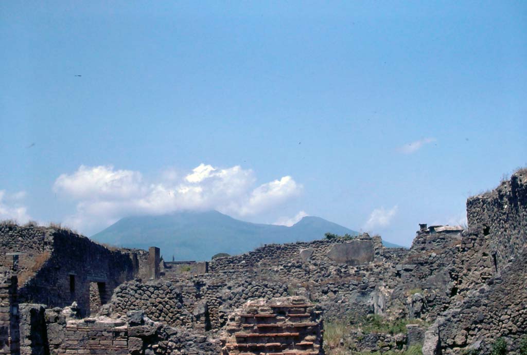 VIII.4.39 Pompeii on right, and VIII.4.40a on left. July 1980. Looking north to entrances from Via del Tempio dIside.
Photo courtesy of Rick Bauer, from Dr George Fays slides collection.


