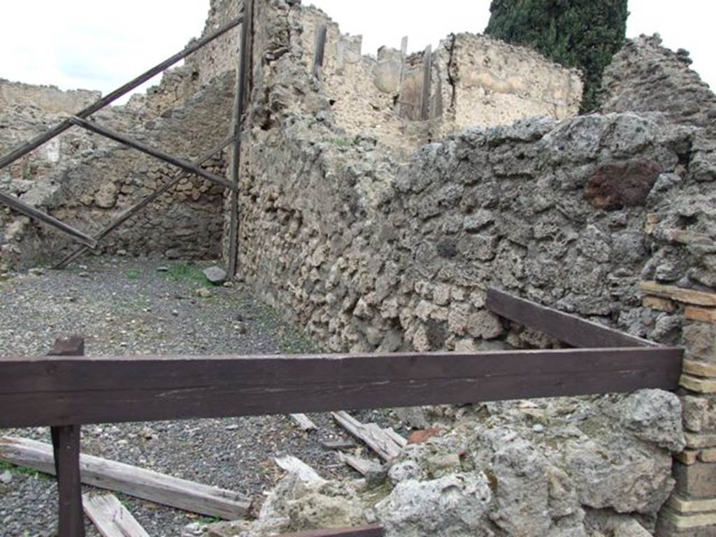 VIII.4.39 Pompeii.  Shop and dwelling rooms.  December 2007.  East wall.