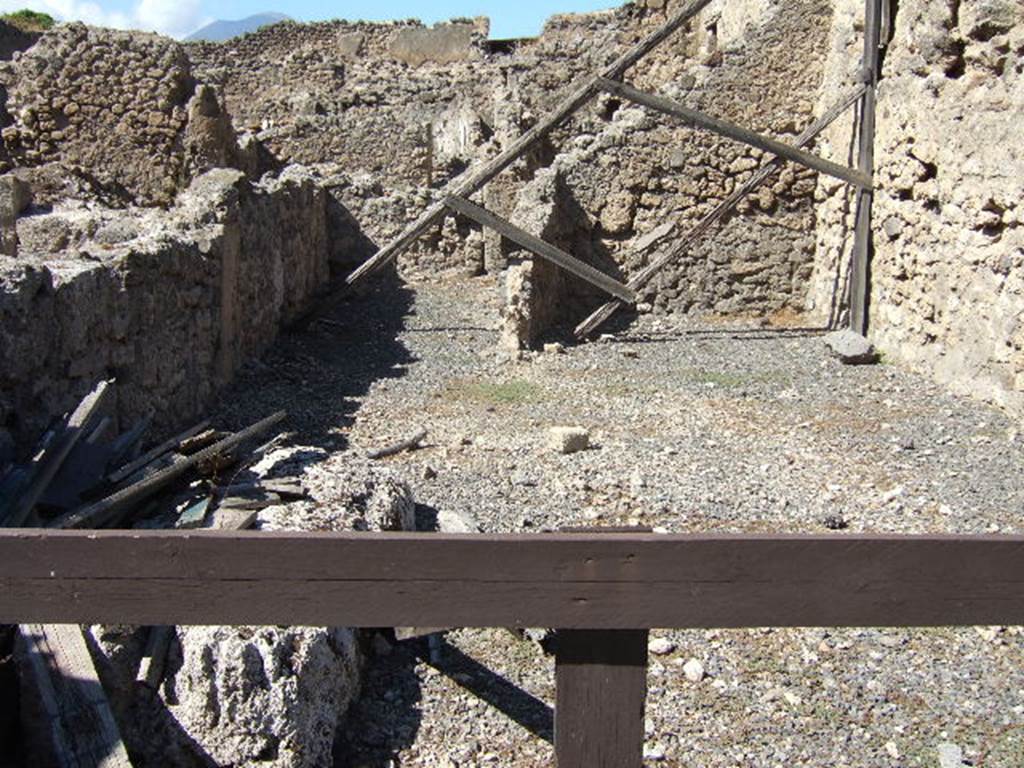 VIII.4.39 Pompeii.  Shop and dwelling rooms.  September 2005.  Looking north.