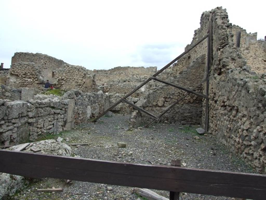 VIII.4.39 Pompeii.  Shop and dwelling rooms.  December 2007.  North wall with rooms at rear.