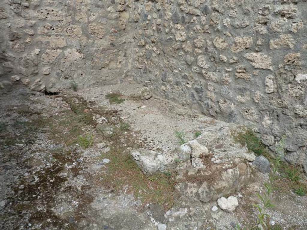 VIII.4.39 Pompeii. September 2015. Flooring in small light-yard.