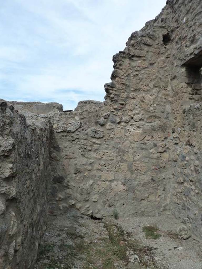 VIII.4.39 Pompeii. September 2015. North wall of small light-yard.