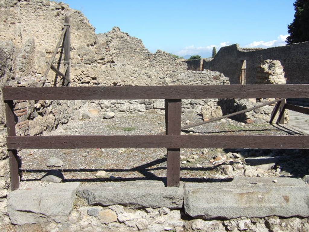 VIII.4.40 Pompeii. September 2005. Entrance, looking east. On the right is the other entrance at VIII.4.40a on Via del Tempio dIside.
