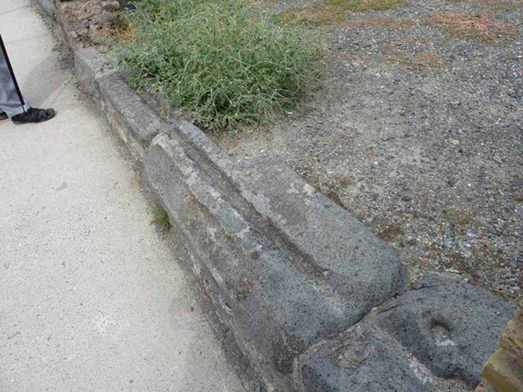 VIII.4.40 Pompeii. September 2015. Looking north along entrance doorway threshold.