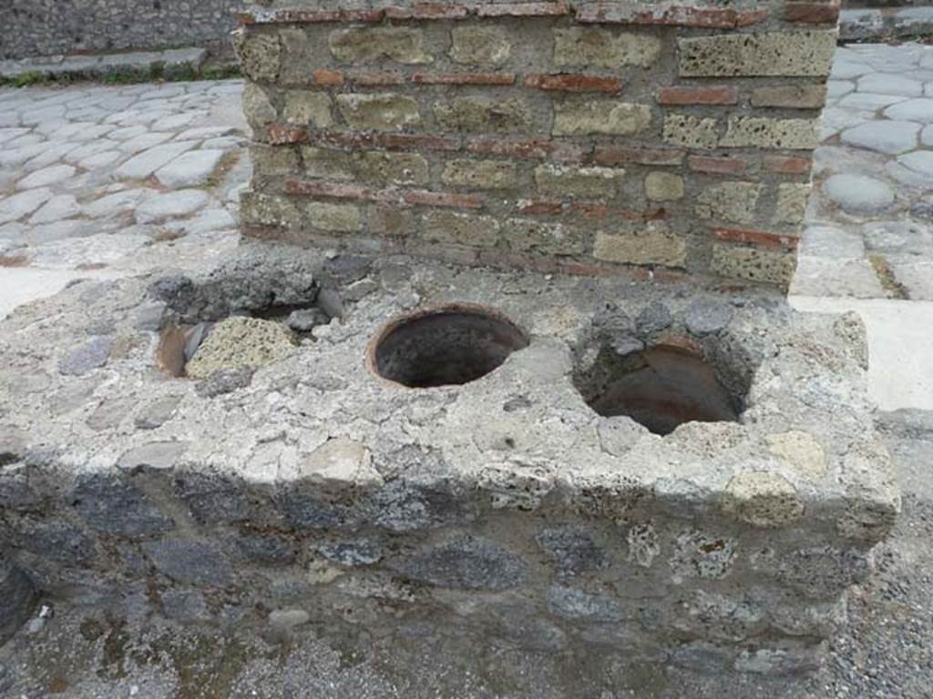 VIII.4.40 Pompeii. September 2015. Looking south to terracotta pots buried in wall.