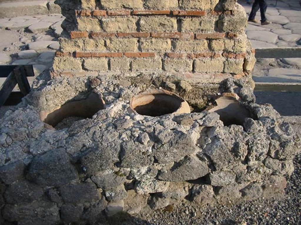 VIII.4.40a Pompeii. May 2003. Looking south to terracotta pots embedded behind wall. Photo courtesy of Nicolas Monteix.