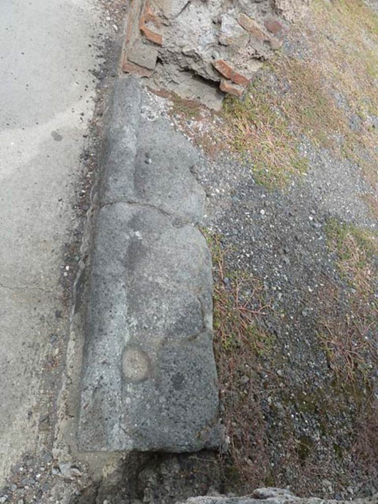 VIII.4.41 Pompeii. September 2015. Entrance threshold, looking north.