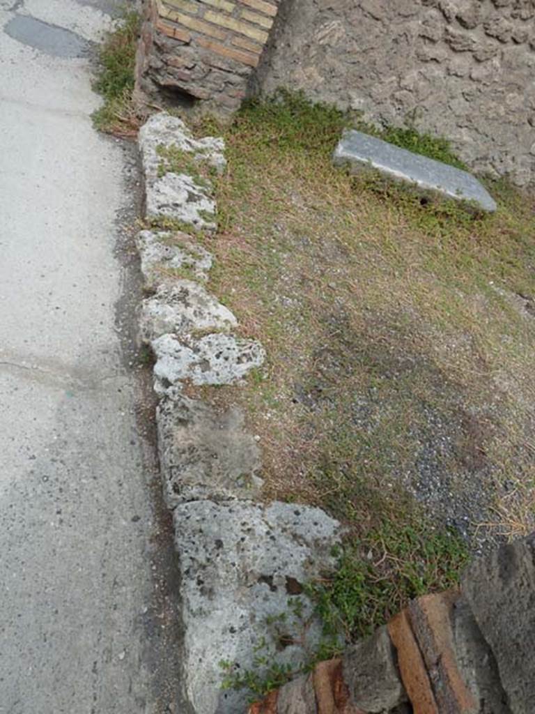 VIII.4.42 Pompeii. September 2015. Entrance threshold, looking north.